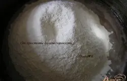 Воду смешать с яблочным пюре, мятным сиропом и сахаром. Добавить муку с содой и лимонной кислотой, ванилином,
