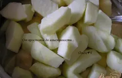 Яблоки нарезать кусочками, добавить в тесто, перемешать.