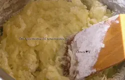Картофель отварить в "мундире", очистить и размять толкушкой. В кастрюльке вскипятить воду со сливочным маслом и всыпать муку, интенсивно помешивая лопаточкой.
