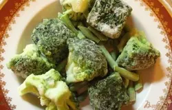 Брокколи, спаржевую фасоль и шпинат я использовала мороженные но, само собой, из свежих будет гораздо вкуснее. Если овощи свежие кладем в таком порядке. Через пару минут после лука, когда бульон закипит кладем спаржевую фасоль, потом шпинат и под конец брокколи. Солить суп нужно тогда, когда все компоненты на месте. То есть положите брокколи и после солите и перчите по вкусу. Если же овощи мороженные, их класть нужно все вместе и варить около пятнадцати минут на медленном огне.