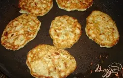 Сода в данном случае не кладется. Они и так поднимутся немного. Сковороду ставим на огонь. Хорошо разогреваем. Добавляем растительное масло для жарки. Выкладываем оладушки десертной ложкой на расстоянии друг от друга. Накрываем крышкой. Жарим с одной стороны, после перевернуть и обжарить с другой стороны тоже под крышкой. Огонь должен быть небольшой иначе погорят.