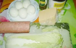 Салат пойдет и для праздничного стола, и для повседневного ужина. Вкусно, сытно, но в тоже время легко в желудке. Итак, пекинскую капусту я брала маленькую, помыть её, яйца отварить, остудить, почистить. Каперсы по желанию, если любите, обязательно положите, если нет, и без них вкусно. Колбаса нужна прикопченая, куриная подойдет, можно ветчину куриную взять.