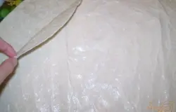 Кладем на стол первый лаваш. Смазываем его майонезом. Не сильно, просто для пропитки. Сверху кладем второй лаваш. Его тоже нужно смазать майонезом. Объясню для чего два лаваша, если на первый выложить начинку, он размокнет и порвется. А так, получается и крепкий рулет и не сухой, так как промазаны оба лаваша.