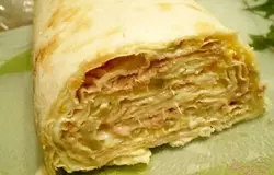 Готово! Спустя 2 часа рулет пропитался и готов. Нарежьте на порционные кусочки и подайте к столу.