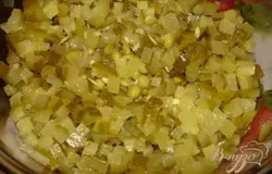 Соленый огурец нарезать мелко кубиком.