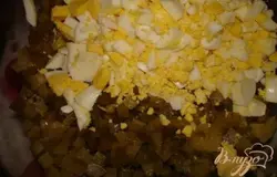 Отварной картофель и яйца нарезать меленько.