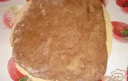 На белый пласт выложить коричневый. Свернуть в рулет.