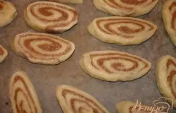 Нарезать на печеньки. Выложить на лист. Запекать при температуре 180 градусов до готовности.