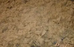 Из указанных выше продуктов приготовьте тесто. Тесто получится рыхлым и песочным. Сложите все крошки в пакет, сбейте тесто в ком и отправьте в холодильник на 1-1,5 часа. После достаньте тесто и при помощи терки(я делала просто руками) раскрошите тесто на противень. Я побоялась и применила бумагу для выпечки, но могу сказать честно, тесто к противню не прилипло( там где бумаги не было).  Выпекать тесто при 200 градусах в разогретой духовке. На выпечку уйдет минут 10-15.