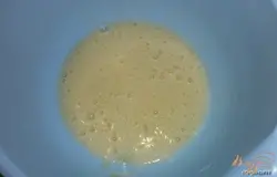 Яйца растереть с сахаром.