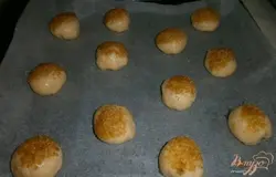 И выложить на противень (бумага для выпечки, силиконовый коврик…).Выпекать в разогретой до 180 градусов духовке минут 15 (лучше ориентироваться по своей духовке).