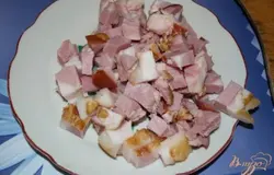 Копченую грудинку нарезать мелким кубиком.