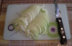 Репчатый лук порезать тонко полукольцами.