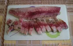 Сельдь разделать на филе, удалить кожу, кости. Порезать на кусочки.