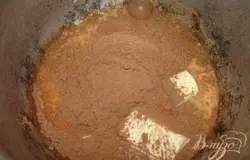 Все продукты для теста (не добавляя яйцо и муку) смешайте в одной кастрюльке. Поставьте кастрюльку на маленький огонь до растворения продуктов. Массу почти довести до кипения(температура жидкости не выше 60 градусов. Пишу для тех кто переживает о нагреве меда).