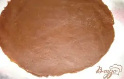 Тесто делим сразу на 7 частей. Бумагу для выпечки режим на 7 листов  так чтоб на каждой поместился корж( коржи вырезала под тарелку). Берем 1 из 7 частей теста и раскатываем его при помощи скалки прям на бумаге для выпечки в корж. Обрезки можно не убирать. Выпекайте их прям на листе… После смелим обрезки в блендере в крошку. Они пойдут на посыпку. Итак из 7 кусочков теста нам нужно сделать 7 коржей, каждый из которых раскатан на отдельном листе бумаги для выпечки.   Коржи протыкаем вилкой чтоб не вздулись при выпечке и отправляем по очереди в разогретую духовку при 175 градусах. Пекутся коржи быстро. У меня на каждый ушло минут 7-10. Я поставила в духовку на средний уровень широкий противень, на него лист бумаги для выпечки с раскатанным коржом, после вынимила лист вместе с коржом, а на смену клала новый. Получалось очень быстро. Бумага почти не горячая, легко вынимается и очень удобно. Итак, выпеченный коржи остужаем. Пока они допекаются и стынут мы приготовим крем.
