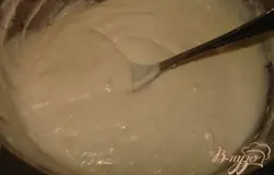 Приготовим крем. Я варила по принципу пудинга. Из вышеуказанных продуктов для крема получается незначительное количество крема. Я делала двойную порцию крема. Тогда торт будет сочным. Итак, все делаем вдвое больше: берем 1л молока, отливаем в емкость от них 200 мл. — К 200 мл добавляем яйцо, муку, крахмал. — В оставшиеся 800 мл добавляем сахар и ваниль. 800 мл молока с сахаром и ванилью ставим на огонь до закипания. — Молочно-мучную смест взбиваем и когда молоко на плите закипит вливаем в него молочно-мучную смесь. Постоянно помешиваем. Когда масса загустела снимаем готовый крем с огня. Переносим его в стекляную миску и даем остыть. Крем следует накрыть пищевой пленкой так, чтоб между кремом и пленкой не было воздуха. Иначе на креме образуется жесткая корочка, которая создаст комки в креме. Когда крем остынет добавить в него сливочное масло и взбить.