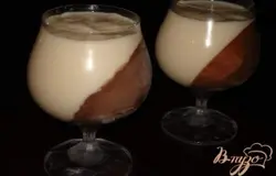 Готово! Я сначала установила в холодильник просто, но потом поняла, что лучше в морозилку.Пока шоколад замерзает сделаем светлую заливку. В кастрюльку влить 350 мл молока, добавить ваниль или ванилин. Кто готовит с настоящей ванильной палочкой(ее следует разрезать, вынять семена, семена и саму палочку поместить в молоко. Довести до кипения и выключить огонь. Процедить). Молоко остудить слегка. В оставшихся  50 мл молока растворить полностью желатин, а уже после добавить в теплое молоко растопленый желатин. Смешать, дать остыть полностью. Спустя 3 часа от п. 2 вынять стаканы из морозилки, поставить на стол вертикально  и остывшее светлое желатиновое молоко влить в стаканы, при этом нижний шоколад не должен двигаться. Т.е. заливать можно светлой заливкой только после того как шоколадная масса застыла… Возвращаем назад в холодильник до полного желирования. Бокалы ставим в холодильник вертикально.