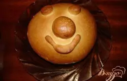 Готово! Смажьте всего колобка(при помощи кисточки) молоком и оставьте на 20 минут. Включите духовку на 180 градусов и разогрейте ее. Получившегося колобка поставить в духовку и выпечь. Готовность проверить спичкой или зубочисткой. Сухая = пропекся.После колобка выложить на тарелку. Поставить на подоконник остывать(текст сказки не забывайте).После колобка выложить на тарелку. Поставить на подоконник остывать(текст сказки не забывайте).