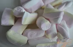 Маршмеллоу насыпать в мисочку.
