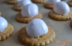 Выложить мягкую массу на каждое печенье и дать застыть.