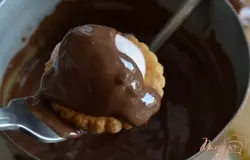 Растопить шоколад и полить печенье.