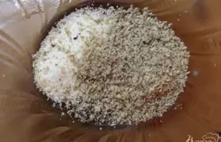 Смешайте орехи с манной крупой и перемешайте их до однородного состояния.
