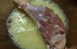 Куриные ножки вымойте и снимите с них кожицу. Если кожу не снять, корочка не будет держаться. Каждую ножку по очереди окуните во взбитое куриное яйцо со всех сторон.