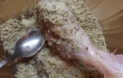 Сразу же поле яйца окуните ножку в панировку из манки и сухарей тоже со всех сторон и выложите на противень (сковородку). Предварительно сковородку смажьте небольшим количеством растительного масла.