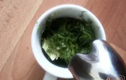 Мягкое сливочное масло и укроп кладем в чашку и измельчаем блендером.Чеснок через пресс. Все перемешаем.