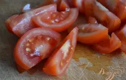 Помидоры нарезать на дольки.