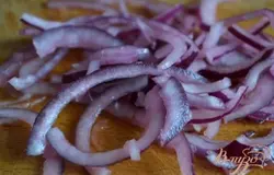 Лук нарезать полукольцами , полить винным уксусом и оставить на 5 мин.