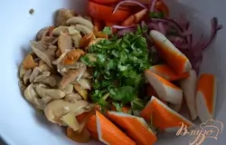 Выложить все в салатник , заправить маслом.Соль и черный перец по вкусу.