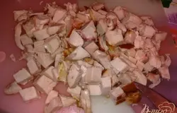 Нарезаем курицу кубикком