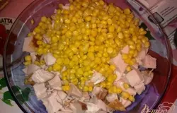 Кладем в глубокий салатник курицу, макароны и кукурузу