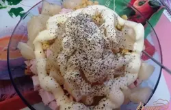 Добавляем к салату ананас и майонез, перемешиваем.