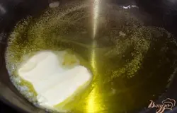 На сковороде распустите два вида масла.