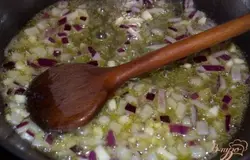 Измельчите красный лук. Добавьте в сковороду и слегка обжарьте.