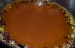 Влейте стакан соуса. Сливочное масло в соусе даст ему густоты и вязкости. Соль, перец, другие специи кладите по вкусу. Я использую смесь итальянских трав. Дайте закипеть. Выключаме. Ждем готовности макарон.