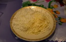 Два вида сыра натрите на терку.