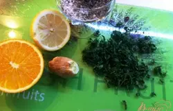 Готовим фрукты и специи для маринада, смешиваем соль, сахар, свежо молотый перец и базилик, режем петрушку.