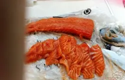 Снимаем кожицу с филе, разрезаем на кусочки.