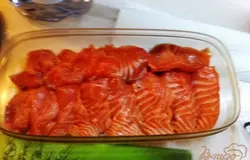 Посыпаем емкость специями и выкладываем кусочки семги