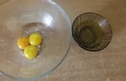 Для пропитки плотных коржей, таких как медовые, нужен крем жирный и густой. Поэтому наш заварной крем будет немного отличатся от классического. Во-первых, молоко нужно жирное (лучше домашнее). От яиц нужны 3 желтка и 1 белок. Причем отделите желтки отдельно, а белок отдельно. Взбейте желтки вилкой.