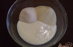 Смешайте манку, сахар и кефир.