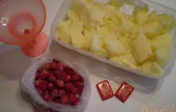 Приготовьте домашнее мороженое по любимому рецепту, я готовила пломбир на яйцах, молоке и сливках. Дайте ему как следует замерзнуть. А потом приступите к выполнению десерта.