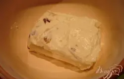 Сырковую массу(с изюмом или без -на ваш выбор)смешайте со сметаной и сахарной пудрой. Поделите общее количество пополам.