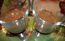 Берем два бокала или как у меня чашки. На дно выкладываем шоколадную массу. Присыпаем немножко сверху какао и дробленными орехами. Поливаем оставшимся кофейным ликером.