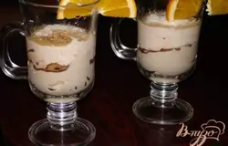 Готово! Сверху выкладываем апельсиновую массу. Завершаем кокосовой стружкой в качестве декора. Украсить сам десерт можно как коктейльной вишней, так и кусочком апельсина.