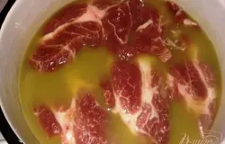 Перекладываем в миску и заливаем маринадом от огурцов, у меня был с горчицей. Оставляем на час.